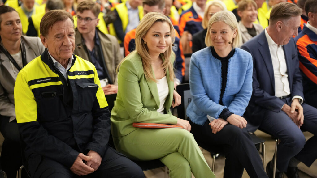 GÖTEBORG, SVERIGE 20260422
Håkan Samuelsson, vd Volvo Cars, Ebba Busch, (KD) energi- och näringsminister, Magdalena Andersson (S) partiledare Socialdemokraterna och Jan-Olof Jacke, vd Svenskt Näringsliv, besöker Volvo Cars fabrik i Torslanda. Volvo presenterar sin nya modell EX60.
Foto: Björn Larsson Rosvall / TT / Kod 9200