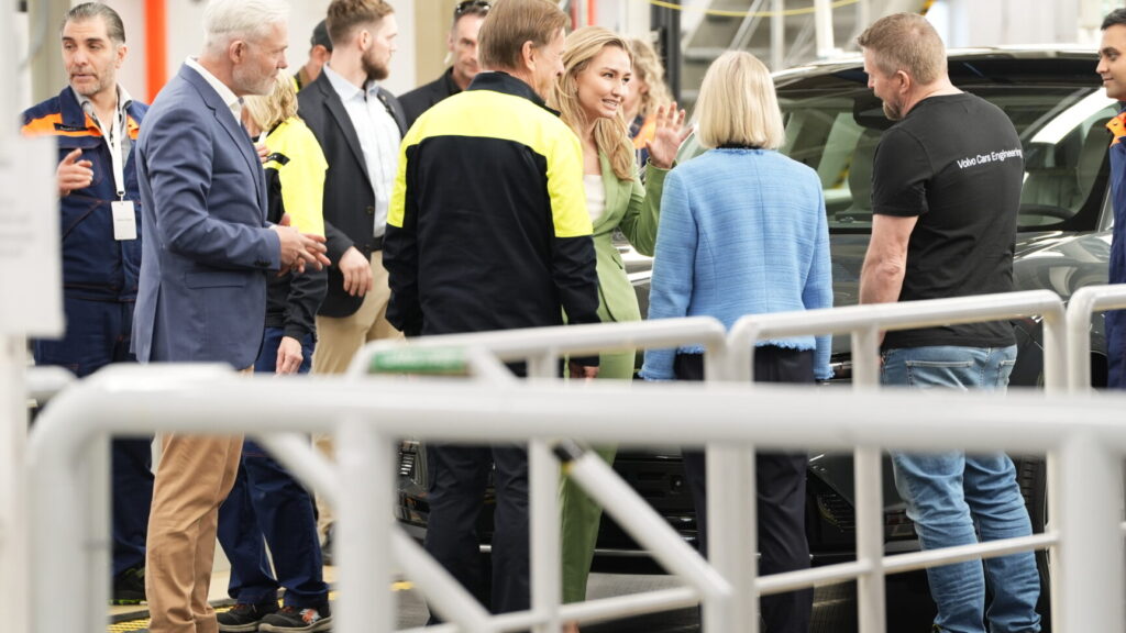 GÖTEBORG, SVERIGE 20260422
Ebba Busch, (KD) energi- och näringsminister besöker Volvo Cars fabrik i Torslanda. Volvo presenterar sin nya modell EX60. I mitten Håkan Samuelsson, VD och koncernchef för Volvo Cars.
Foto: Björn Larsson Rosvall / TT / Kod 9200