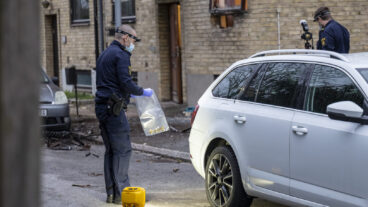 MALMÖ 2026-04-19
Polis och kriminaltekniker undersöker skadorna på fasaden och parkerade fordon efter en explosion vid en fastighet på Hindby i Malmö tidigt på söndagen.
Foto: Johan Nilsson / TT / Kod 50090