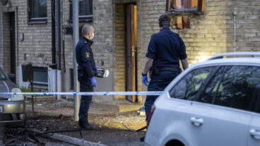 MALMÖ 2026-04-19
Polis och kriminaltekniker undersöker skadorna på fasaden och parkerade fordon efter en explosion vid en fastighet på Hindby i Malmö tidigt på söndagen.
Foto: Johan Nilsson / TT / Kod 50090