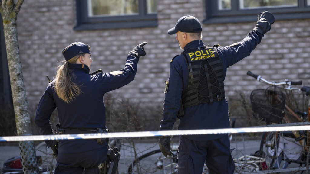 MALMÖ 2026-04-26
Polis på plats och söker med hund innanför avspärrningarna på Blåsebergavägen på Limhamn i Malmö på söndagen efter ett misstänkt mordförsök. En man skall enligt polisen blivit beskjuten men klarat sig utan skador.
Foto: Johan Nilsson / TT / Kod 50090