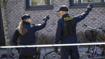 MALMÖ 2026-04-26
Polis på plats och söker med hund innanför avspärrningarna på Blåsebergavägen på Limhamn i Malmö på söndagen efter ett misstänkt mordförsök. En man skall enligt polisen blivit beskjuten men klarat sig utan skador.
Foto: Johan Nilsson / TT / Kod 50090
