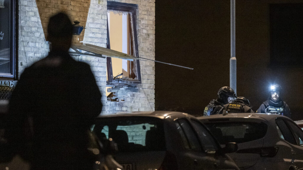 MALMÖ 2026-04-19
Polis och bombtekniker undersöker skadorna på fasad och flera fordon på en fastighet på Hindby i Malmö efter en explosion tidigt på söndagsmorgonen.
Foto: Johan Nilsson / TT / Kod 50090