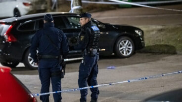 HELSINGBORG 2026-04-13 
En krossad ruta på en bil då polisen arbetar på en avspärrad parkeringsplats på Adolfsberg i Helsingborg efter larm om en skottlossning natten till måndagen. En person skall ha avlidit och en skadats i samband med skottlossningen enligt uppgifter under natten. 
Foto: Johan Nilsson / TT / Kod 50090