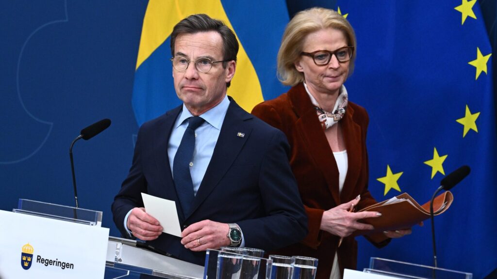 STOCKHOLM, SVERIGE 20260423
Statsminister Ulf Kristersson (M) och finansminister Elisabeth Svantesson (M) under pressträff om de ekonomiska konsekvenserna av kriget i Iran och möjliga åtgärder framåt.
Foto: Claudio Bresciani / TT / Kod 10090