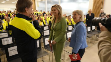 GÖTEBORG, SVERIGE 20260422
Håkan Samuelsson, vd Volvo Cars, Ebba Busch, (KD) energi- och näringsminister och Magdalena Andersson (S) partiledare Socialdemokraterna, besöker Volvo Cars fabrik i Torslanda. Volvo presenterar sin nya modell EX60.
Foto: Björn Larsson Rosvall / TT / Kod 9200