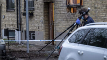 MALMÖ 2026-04-19
Polis och kriminaltekniker undersöker skadorna på fasaden och parkerade fordon efter en explosion vid en fastighet på Hindby i Malmö tidigt på söndagen.
Foto: Johan Nilsson / TT / Kod 50090