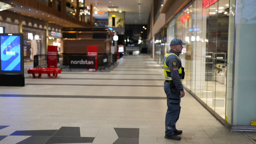 GÖTEBORG, SVERIGE 20260426
Väktare på plats när utgången mot Göteborgs Centralstation i Nordstan är avspärrat efter larm om misstänkt farligt föremål i centrala Göteborg.
Foto: Björn Larsson Rosvall / TT / Kod 9200