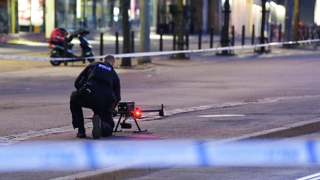 GÖTEBORG, SVERIGE 20260426
Polisen med drönare efter att de har spärrat av ett område i närheten av Nordstan i centrala Göteborg efter larm om misstänkt farligt föremål.
Foto: Björn Larsson Rosvall / TT / Kod 9200