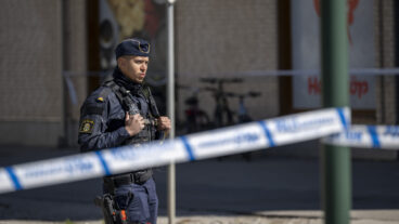 MALMÖ 2026-04-26  
Polis och avspärrningar på Blåsebergavägen på Limhamn i Malmö på söndagen efter ett misstänkt mordförsök. En man skall enligt polisen blivit beskjuten men klarat sig utan skador. 
Foto: Johan Nilsson / TT / Kod 50090