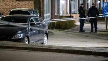 HELSINGBORG 2026-04-13 
En krossad ruta på en bil då polisen arbetar på en avspärrad parkeringsplats på Adolfsberg i Helsingborg efter larm om en skottlossning natten till måndagen. En person skall ha avlidit och en skadats i samband med skottlossningen enligt uppgifter under natten. 
Foto: Johan Nilsson / TT / Kod 50090