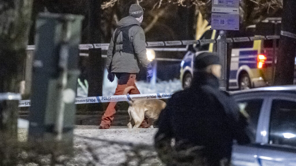 HELSINGBORG 2026-04-13
Polis och avspärrningar i Adolfsberg i Helsingborg efter larm om en skottlossning natten till måndagen. En person skall ha dött av skadorna efter skottlossningen.
Foto: Johan Nilsson / TT / Kod 50090
