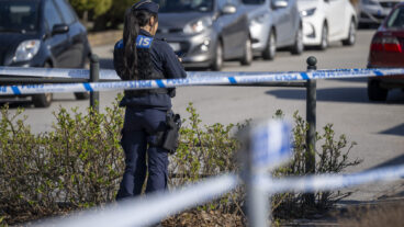 MALMÖ 2026-04-17    
Polis på plats på Södra Gulsparvsgatan i Malmö på fredagsförmiddagen efter larm om en skottlossning. Enligt polisens hemsida skall en bil blivit beskjuten.
Foto: Johan Nilsson / TT / Kod 50090