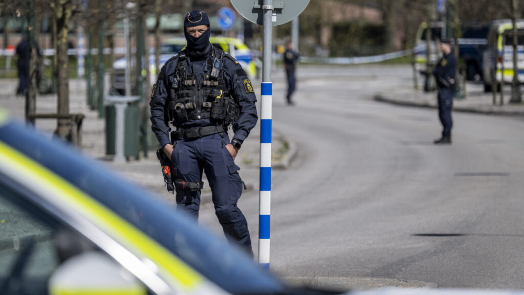 MALMÖ 2026-04-26
Polis och avspärrningar på Blåsebergavägen på Limhamn i Malmö på söndagen efter ett misstänkt mordförsök. En man skall enligt polisen blivit beskjuten men klarat sig utan skador.
Foto: Johan Nilsson / TT / Kod 50090