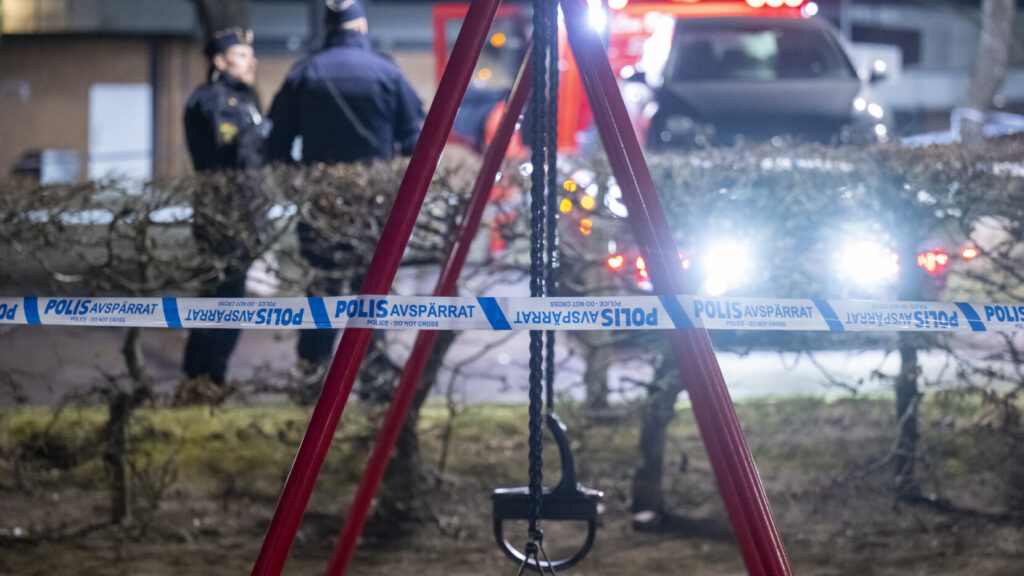 HELSINGBORG 2026-04-13
Flera fordon bärgas från en avspärrad parkeringsplats på Adolfsberg i Helsingborg efter larm om en skottlossning natten till måndagen. En person skall ha avlidit och en skadats i samband med skottlossningen enligt uppgifter under natten.
Foto: Johan Nilsson / TT / Kod 50090