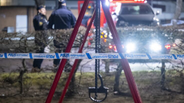 HELSINGBORG   2026-04-13
Flera fordon bärgas från en avspärrad parkeringsplats på Adolfsberg i Helsingborg efter larm om en skottlossning natten till måndagen. En person skall ha avlidit och en skadats i samband med skottlossningen enligt uppgifter under natten.
Foto: Johan Nilsson / TT / Kod 50090