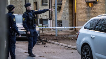 MALMÖ 2026-04-19
Polis och kriminaltekniker undersöker skadorna på fasaden och parkerade fordon efter en explosion vid en fastighet på Hindby i Malmö tidigt på söndagen.
Foto: Johan Nilsson / TT / Kod 50090