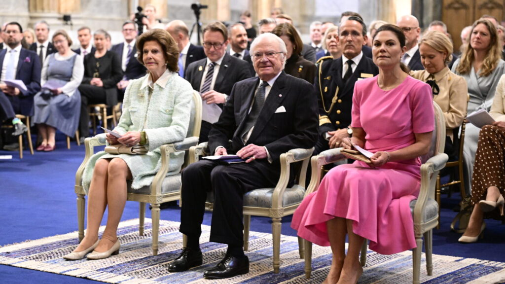 STOCKHOLM, SVERIGE 20260422
Drottning Silvia, kung Carl Gustaf och kronprinsessan Victoria under mottagningen på Stockholms slott för riksdag och regering med anledning av kungens 80-årsdag.
Foto: Jonas Ekströmer / TT / Kod 10030