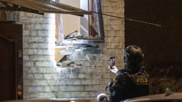 MALMÖ 2026-04-19  
Polis och bombtekniker undersöker skadorna på fasaden och parkerade fordon efter en explosion vid en fastighet på Hindby i Malmö tidigt på söndagsmorgonen.
Foto: Johan Nilsson / TT / Kod 50090