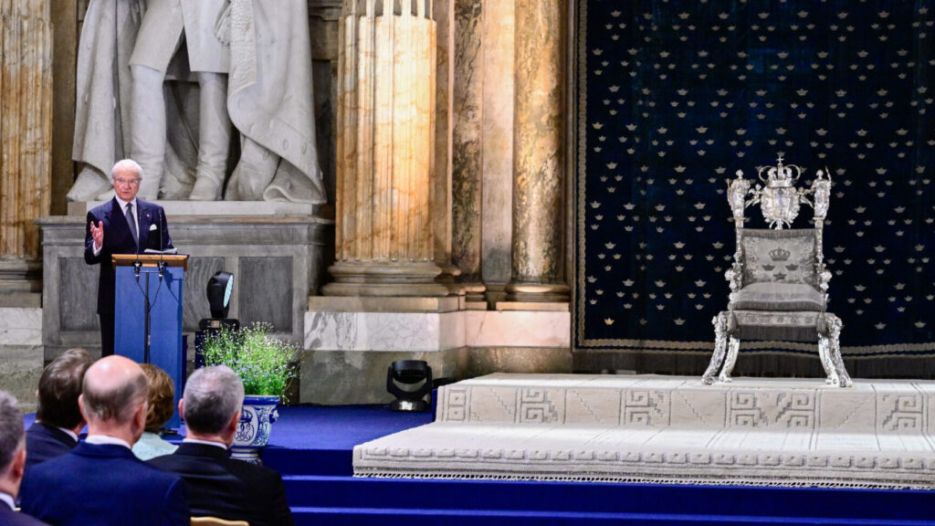 STOCKHOLM, SVERIGE 20260422
Kung Carl Gustaf talar under mottagningen på Stockholms slott för riksdag och regering med anledning av hans 80-årsdag. Drottning Kristinas silvertron som används vid högtidliga ceremonier står bredvid honom.
Foto: Jonas Ekströmer / TT / Kod 10030