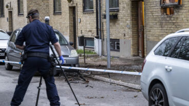 MALMÖ 2026-04-19
Polis och kriminaltekniker undersöker skadorna på fasaden och parkerade fordon efter en explosion vid en fastighet på Hindby i Malmö tidigt på söndagen.
Foto: Johan Nilsson / TT / Kod 50090