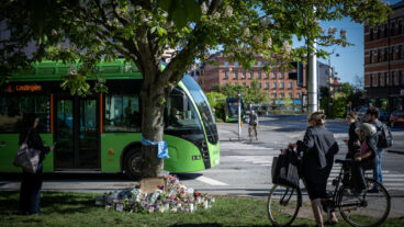 MALMÖ 2026-05-25
Blommor och ljus på minnesplatsen för den 15-åriga flicka som dog när hon blev påkörd av en bil på ett övergångsställe i korsningen Södra Förstadsgatan/Carl Gustafs väg i Malmö på måndagen. Föraren av personbilen misstänks för grovt vållande till annans död.
Foto: Johan Nilsson / TT / Kod 50090