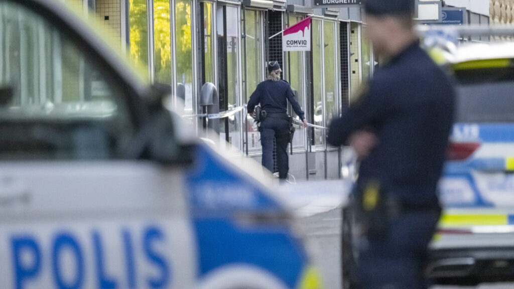 KRISTIANSTAD 2026-05-09
Polis på plats på Östra Storgatan i Kristianstad efter en knivskärning på lördagskvällen. Vid 20-tiden meddelade polisen att den knivskadade mannen avlidit av sina skador.
Foto: Johan Nilsson / TT / Kod 50090
