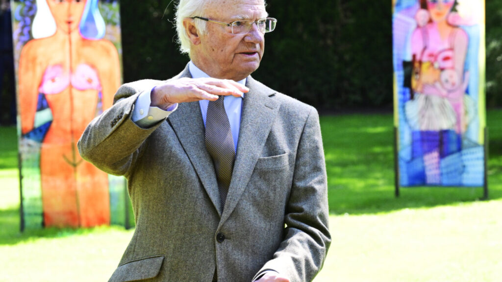 BORGHOLM, SVERIGE 20260516
Kung Carl Gustaf när kungaparet inviger utställningen "Tillsammans i tiden" med verk av det världsberömda konstnärsparet Bertil och Ulrica Hydman Vallien i Engelska parken.
Foto: Jonas Ekströmer / TT / Kod 10030