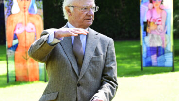 BORGHOLM, SVERIGE 20260516
Kung Carl Gustaf när kungaparet inviger utställningen "Tillsammans i tiden" med verk av det världsberömda konstnärsparet Bertil och Ulrica Hydman Vallien i Engelska parken.
Foto: Jonas Ekströmer / TT / Kod 10030