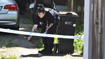 STOCKHOLM, SVERIGE 20260523
Polisens kriminaltekniker arbetar i området där tre personer har skottskadats vid en villa i Älvsjö. Två personer har lindrigare skador, medan en initialt bedöms vara allvarligare skadad. En misstänkt är gripen och ett arbete pågår för att ta reda på mer om vad som hänt.
Foto: Claudio Bresciani / TT / Kod 10090

***OBS: Identifierbar registreringsskylt och miljö***