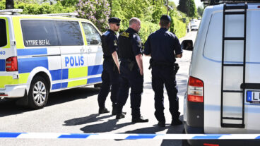 STOCKHOLM, SVERIGE 20260523
Polis och polisens kriminaltekniker på plats efter att tre personer har skottskadats vid en villa i Älvsjö. Två personer har lindrigare skador, medan en initialt bedöms vara allvarligare skadad. En misstänkt är gripen och ett arbete pågår för att ta reda på mer om vad som hänt.
Foto: Claudio Bresciani / TT / Kod 10090