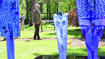 BORGHOLM, SVERIGE 20260516
Kung Carl Gustaf när kungaparet inviger utställningen "Tillsammans i tiden" med verk av det världsberömda konstnärsparet Bertil och Ulrica Hydman Vallien i Engelska parken.
Foto: Jonas Ekströmer / TT / Kod 10030