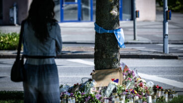 MALMÖ 2026-05-25
Blommor och ljus på minnesplatsen för den 15-åriga flicka som dog när hon blev påkörd av en bil på ett övergångsställe i korsningen Södra Förstadsgatan/Carl Gustafs väg i Malmö på måndagen. Föraren av personbilen misstänks för grovt vållande till annans död.
Foto: Johan Nilsson / TT / Kod 50090