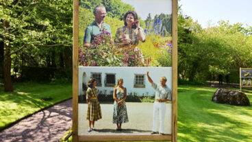 BORGHOLM, SVERIGE 20260516
Kungafamiljens privata foton från Solliden när kungaparet inviger jubileumsutställningen i Stenpartiet i slottsparken på Sollidens Slott på Öland.
Bild 1: Kungaparet i perennalisten bakom slottet, 1994. Foto: Lennart Durehed
Bild 2: Gratulationer på Victoriadagen, 1994. Foto: Okänd.
Foto: Jonas Ekströmer / TT / Kod 10030