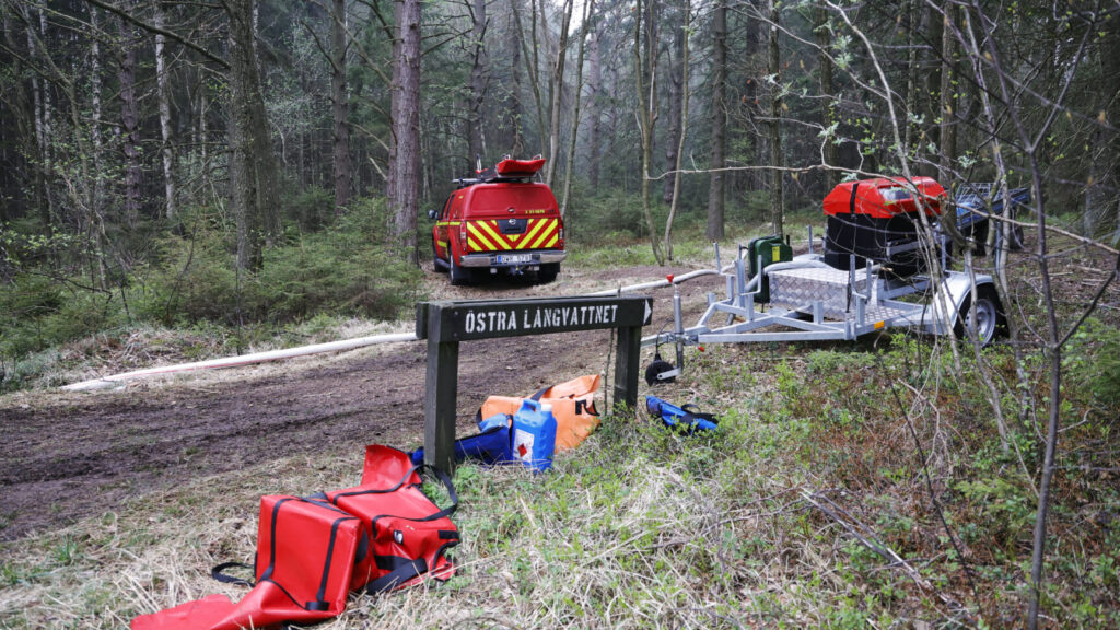 GÖTEBORG, SVERIGE 20260503
En skogsbrand har brutit ut i Delsjöområdet i Göteborgs kommun och har pågått sedan lördagseftermiddagen. Räddningstjänsten är på plats och arbetar med att bekämpa branden.
Foto: Adam Ihse / TT / Kod 9200