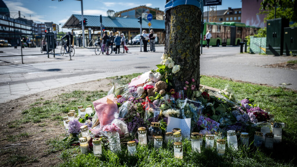 MALMÖ 2026-05-25
Blommor och ljus på minnesplatsen på måndagen för den 15-åriga flicka som dog när hon blev påkörd av en bil på ett övergångsställe i korsningen Södra Förstadsgatan/Carl Gustafs väg i Malmö på fredagen. Föraren av personbilen misstänks för grovt vållande till annans död.
Foto: Johan Nilsson / TT / Kod 50090