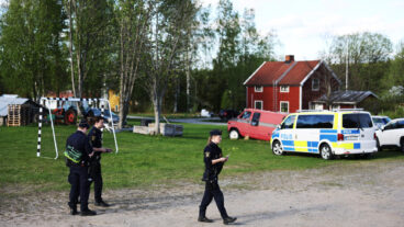 NYÅKER 20260524
Polis och frivilliga från Missing People söker efter en 2-åring som försvann från sitt hem på söndagsförmiddagen i Nyåker.
Foto: Johan Löf / TT / Kod 12037