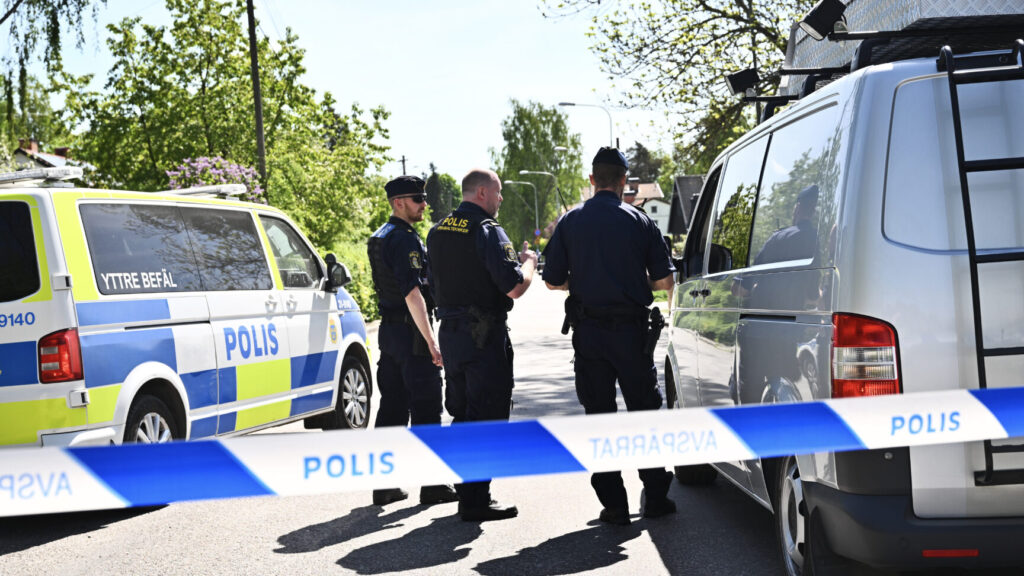 STOCKHOLM, SVERIGE 20260523
Polis och polisens kriminaltekniker på plats efter att tre personer har skottskadats vid en villa i Älvsjö. Två personer har lindrigare skador, medan en initialt bedöms vara allvarligare skadad. En misstänkt är gripen och ett arbete pågår för att ta reda på mer om vad som hänt.
Foto: Claudio Bresciani / TT / Kod 10090
