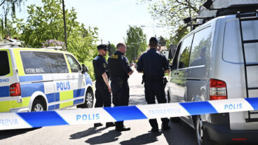 STOCKHOLM, SVERIGE 20260523
Polis och polisens kriminaltekniker på plats efter att tre personer har skottskadats vid en villa i Älvsjö. Två personer har lindrigare skador, medan en initialt bedöms vara allvarligare skadad. En misstänkt är gripen och ett arbete pågår för att ta reda på mer om vad som hänt.
Foto: Claudio Bresciani / TT / Kod 10090