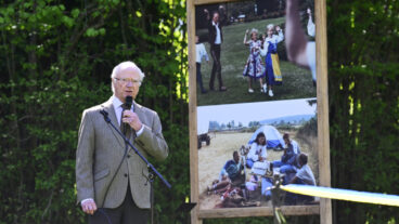 BORGHOLM, SVERIGE 20260516
Kung Carl Gustaf när kungaparet inviger jubileumsutställningen som fylls med Kungafamiljens privata foton från Solliden i Stenpartiet i slottsparken vid Sollidens Slott på Öland.
Foto: Jonas Ekströmer / TT / Kod 10030