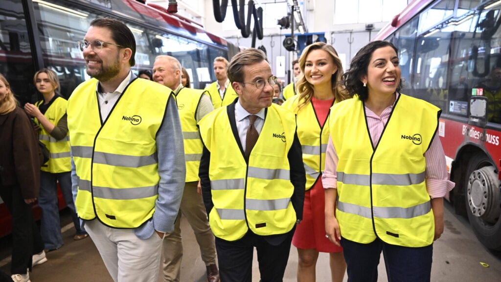 STOCKHOLM, SVERIGE 20260526
partiledare Jimmie Åkesson (SD), statsminister Ulf Kristersson (M), energi- och näringsminister Ebba Busch (KD) och utbildnings- och integrationsminister Simona Mohamsson (L) besöker Charlottendal bussdepå i Gustavsberg.
Foto: Christine Olsson / TT / Kod 10430