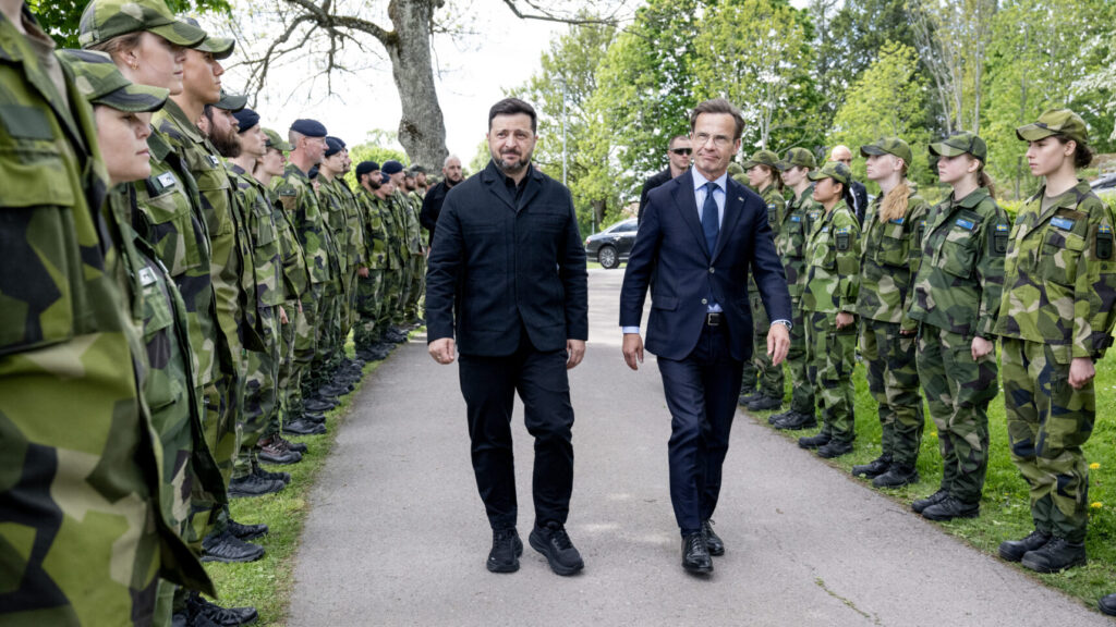 UPPSALA, SVERIGE 20260528
Ukrainas president Volodymyr Zelenskyj tas emot av Sveriges statsminister Ulf Kristersson på Upplands flygflottilj F16 i Uppsala.
Foto: Christine Olsson / TT / Kod 10430
