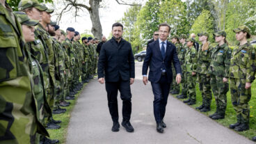 UPPSALA, SVERIGE 20260528
Ukrainas president Volodymyr Zelenskyj tas emot av Sveriges statsminister Ulf Kristersson på Upplands flygflottilj F16 i Uppsala.
Foto: Christine Olsson / TT / Kod 10430