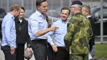 REVINGE, SVERIGE 20260521
Statsminister Ulf Kristersson och NATO:s generalsekreterare Mark Rutte pratar med generallöjtnant Carl-Johan Edström, chef för Försvarsmaktens operationsledning under besök på torsdagen Myndigheten för Civilt försvar i Revinge där de deltog i olika övningar där militärt och civilt försvar samverkar efter bomb och missilangrepp. Besöket hos MCF var en del av NATO-mötet i Helsingborg.
Foto: Johan Nilsson / TT / Kod 50090