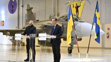 UPPSALA, SVERIGE 20260528
Ukrainas president Volodymyr Zelenskyj (tv) och Sveriges statsminister Ulf Kristersson håller en pressträff om flygsamarbete på Upplands flygflottilj F16 i Uppsala. Sverige skänker 16 Gripenplan till Ukraina. Dessutom ska Ukraina köpa upp till 20 plan av den nya Gripen E/F, enligt regeringen.
Foto: Christine Olsson / TT / Kod 10430