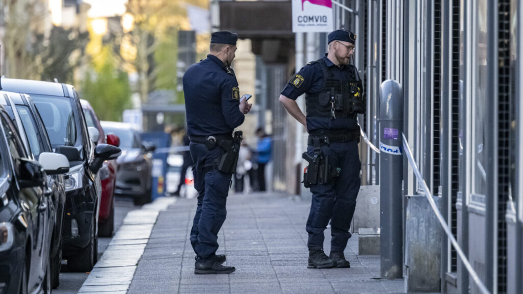 KRISTIANSTAD 2026-05-09
Polis på plats på Östra Storgatan i Kristianstad efter en knivskärning på lördagskvällen. Vid 20-tiden meddelade polisen att den knivskadade mannen avlidit av sina skador.
Foto: Johan Nilsson / TT / Kod 50090