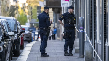 KRISTIANSTAD 2026-05-09  
Polis på plats på Östra Storgatan i Kristianstad efter en knivskärning på lördagskvällen. Vid 20-tiden meddelade polisen att den knivskadade mannen avlidit av sina skador.
Foto: Johan Nilsson / TT / Kod 50090