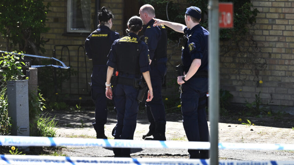 STOCKHOLM, SVERIGE 20260523
Polis och polisens kriminaltekniker på plats efter att tre personer har skottskadats vid en villa i Älvsjö. Två personer har lindrigare skador, medan en initialt bedöms vara allvarligare skadad. En misstänkt är gripen och ett arbete pågår för att ta reda på mer om vad som hänt.
Foto: Claudio Bresciani / TT / Kod 10090
***OBS: Husfasad kan vara identifierbar***