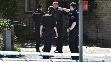 STOCKHOLM, SVERIGE 20260523
Polis och polisens kriminaltekniker på plats efter att tre personer har skottskadats vid en villa i Älvsjö. Två personer har lindrigare skador, medan en initialt bedöms vara allvarligare skadad. En misstänkt är gripen och ett arbete pågår för att ta reda på mer om vad som hänt.
Foto: Claudio Bresciani / TT / Kod 10090

***OBS: Husfasad kan vara identifierbar***