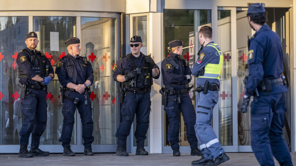 KRISTIANSTAD 2026-05-09
Polis på plats och bevakar entrén till akuten på CSK - Centralsjukhuset i Kristianstad - efter en knivskärning på Östra Storgatan i Kristianstad på lördagskvällen. Vid 20-tiden meddelade polisen att den knivskadade mannen avlidit av sina skador.
Foto: Johan Nilsson / TT / Kod 50090